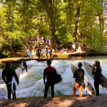 Ein Zwischenstopp an der Eisbachwelle - Typisch München - (c) Gabi Dräger