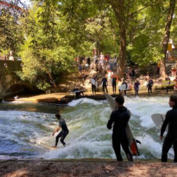 Ein Zwischenstopp an der Eisbachwelle - Typisch München - (c) Gabi Dräger