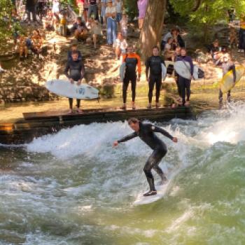 Ein Zwischenstopp an der Eisbachwelle - Typisch München - (c) Gabi Dräger
