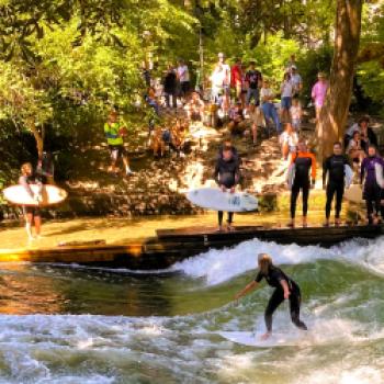 Ein Zwischenstopp an der Eisbachwelle - Typisch München - (c) Gabi Dräger
