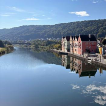 Riedenburgs farbenfrohe Häuser liegen direkt am Fluss - (c) Christine Kroll
