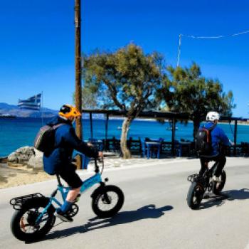 Fast schon exotisch: Radfahren zwischen Blau und Bergen auf der Kykladeninsel Naxos- (c) Lutz Bäucker