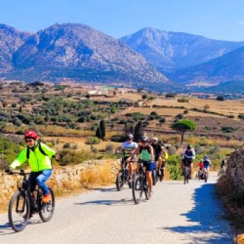 Fast schon exotisch: Radfahren zwischen Blau und Bergen auf der Kykladeninsel Naxos- (c) Lutz Bäucker