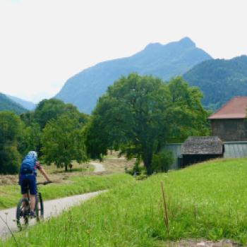 Bad Reichenhall: Jenseits von Thermalbad und Saline lockt am Fuße der „Schlafenden Hexe“ eine wildromantische Bergwelt zum Radeln und Mountainbiken - (c) Armin Herb