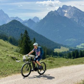 Bad Reichenhall: Jenseits von Thermalbad und Saline lockt am Fuße der „Schlafenden Hexe“ eine wildromantische Bergwelt zum Radeln und Mountainbiken - (c) Armin Herb
