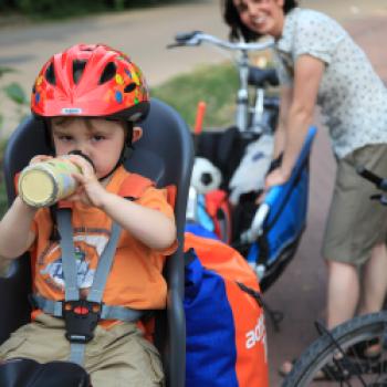 Kindern sollte man auf Radtouren immer praktiv Trinkpausen anbieten - (c) ADFC/Lehmkühler