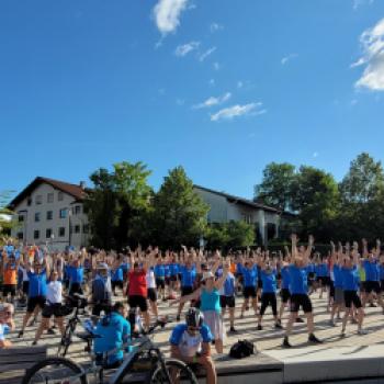 Gemeinsame Gymnastik vor dem Start - (c) Lutz Baeucker