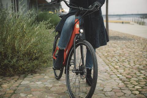 13,75 KG – So leicht kann e-biken sein. Das BZEN Amsterdam 2020 lässt seine Fahrer scheinbar durch die Stadt schweben - (c) BZEN