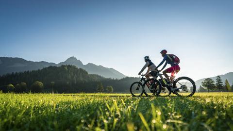 Mit dem Fahrrad vom Bodensee bis zum Königssee Südbayerns schönste Sehenswürdigkeiten mit dem Fahrrad entdecken - (c) Bodensee-Königsee-Radweg - Dietmar Denger Mit dem Fahrrad vom Bodensee bis zum Königssee Südbayerns schönste Sehenswürdigkeiten mit dem Fahrrad entdecken - (c) Bodensee-Königsee-Radweg - Dietmar Denger