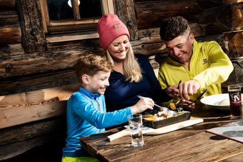 Belohnung für die ganze Familie, ein Kaiserschmarrn auf der Alm - (c) Salzburgerland Tourismus