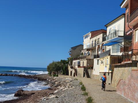 Von einer leichten Brise umweht gleiten wir fast mühelos Richtung Strand nach Pioppi, einem Ortsteil von Pollica - (c) Susanne Wess