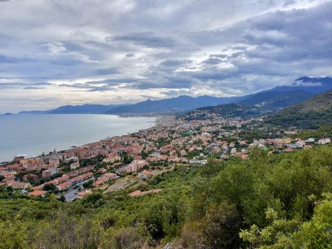 Finale liegt wunderschön eingebettet zwischen Bergen und Meer - (c) Christine Kroll