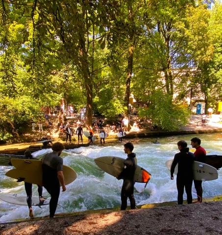 Ein Zwischenstopp an der Eisbachwelle - Typisch München - (c) Gabi Dräger