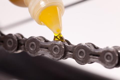 Der Fahrradfrühling startet, jetzt heißt es: den Winterdreck vom Rahmen putzen, Schrauben nachziehen und die Kette ölen - (c) ADFC